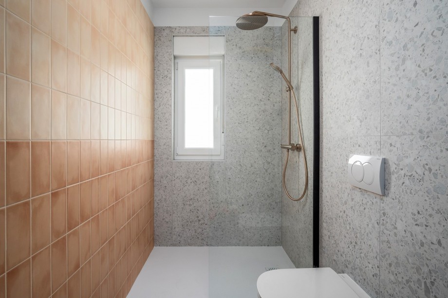 A Family bathroom (5sqm) with a shower.