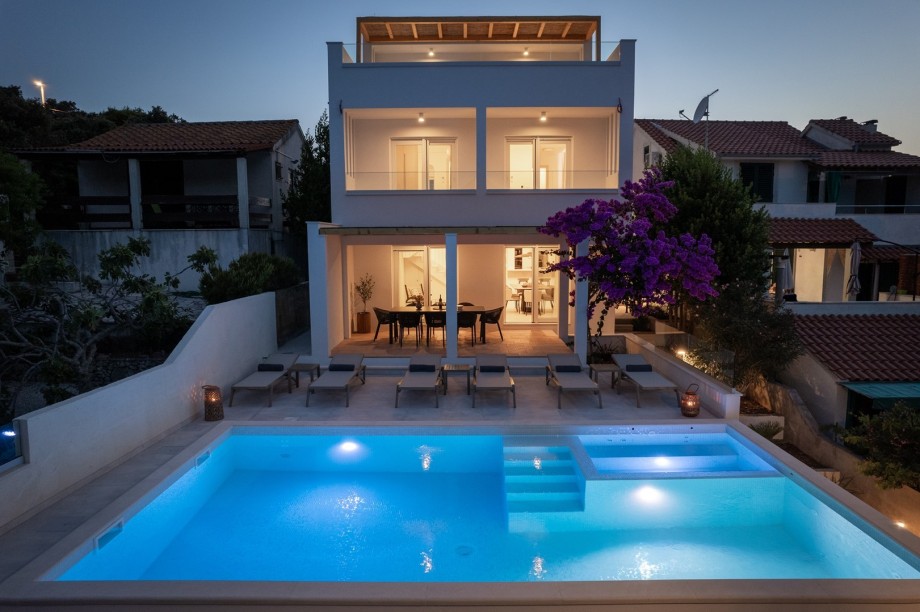 Stylish and luxurious beachfront villa with 4 bedrooms