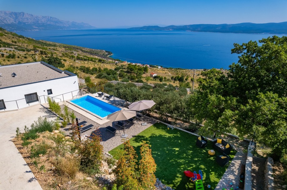 The OUTDOORS offers a private 7,5m x 3m heated swimming pool and a Salt electrolysis water treatment without chlorine, a sun deck area with 8 deck chairs