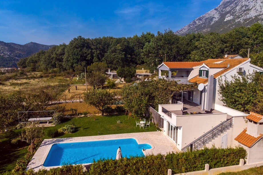 View on the whole property and surrounded area