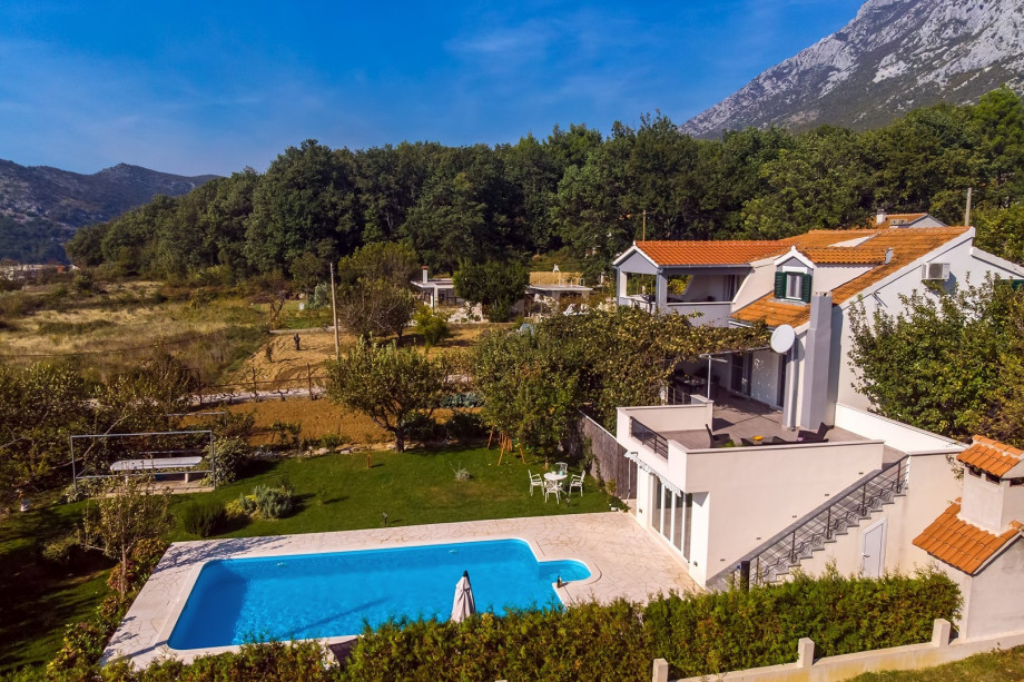 View on the whole property and surrounded area