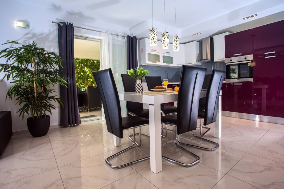 Dining table suitable for 6 with fully equipped kitchen