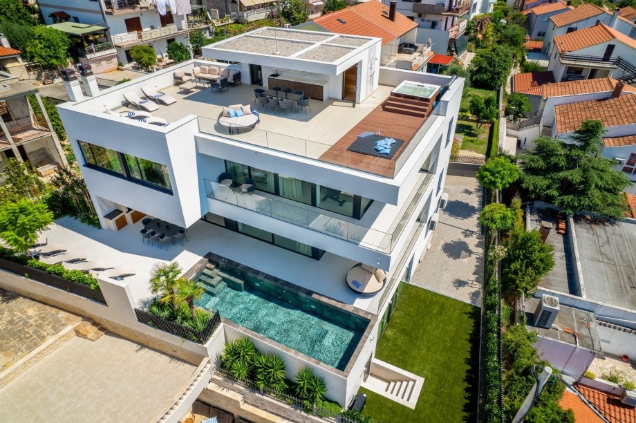 Villa Meliora ist eine vom Architekten entworfene High-End-Villa, die raffinierten Luxus, stilistische Kohärenz und kompromisslose Qualität vereint
