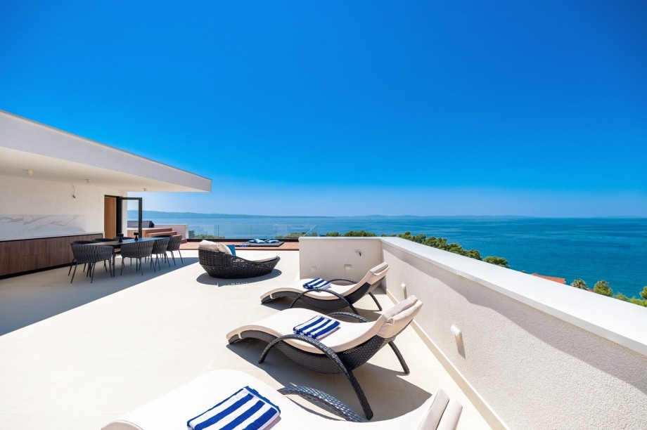Die Villa liegt nur 300 m vom Strand entfernt und bietet einen spektakulären Blick auf das Meer