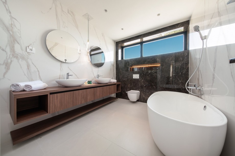 Next to is a family bathroom with a shower and a bathtub for the bedroom No4