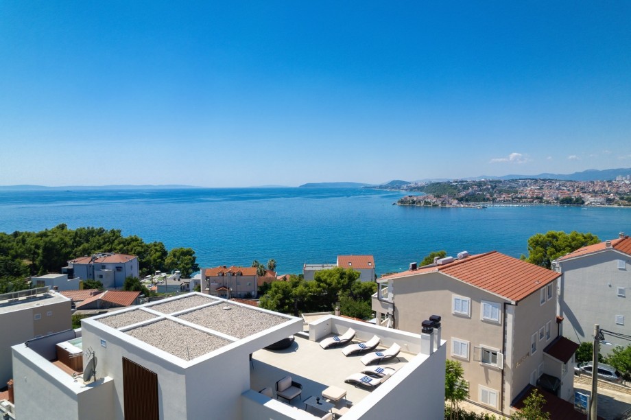 There is a secured parking place on a private plot for 4 cars (2 in the parking lot, and 2 in the garage). From the parking lot, you are entering at the lower ground floor level