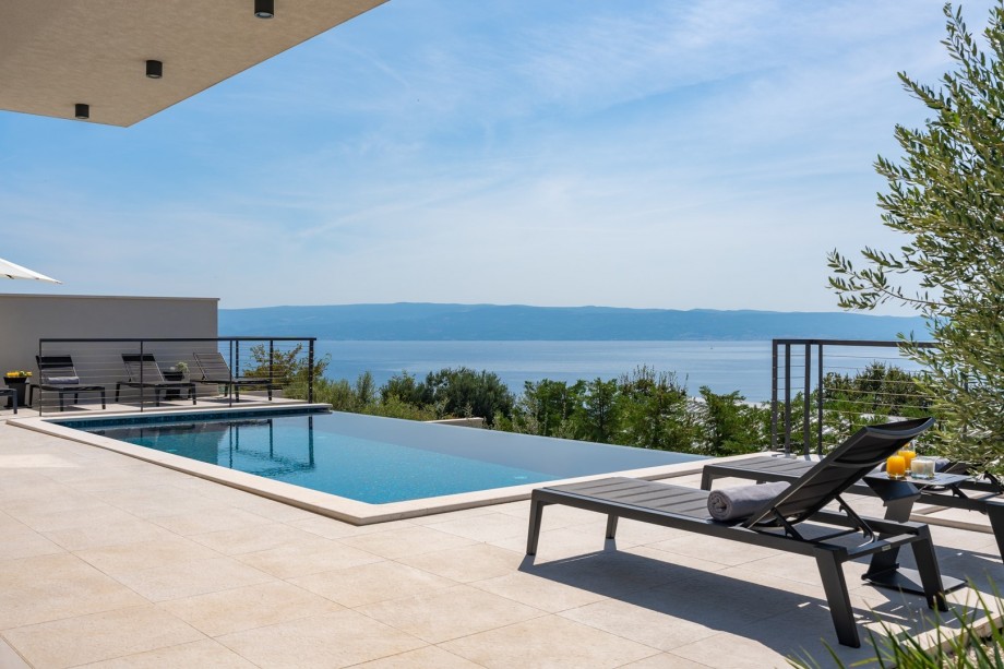 Villa mit beheiztem Pool und Panoramablick auf das Meer