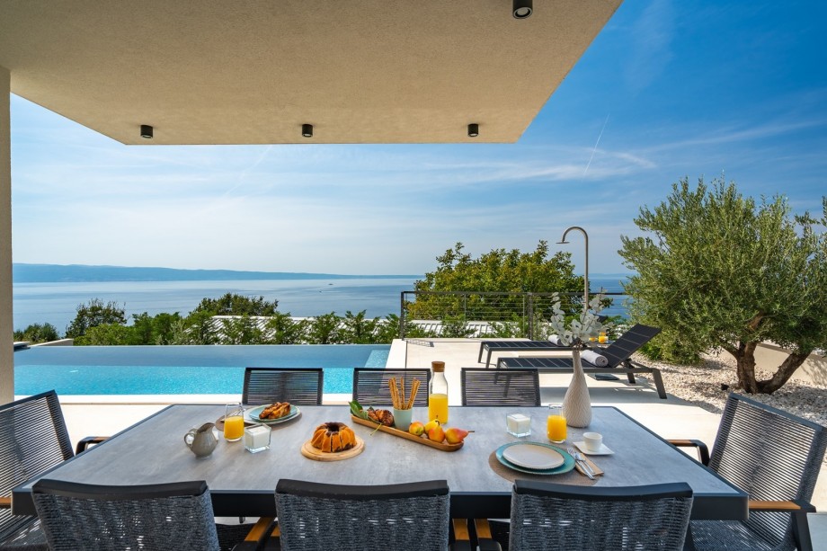 8 deck chairs, an outdoor shower