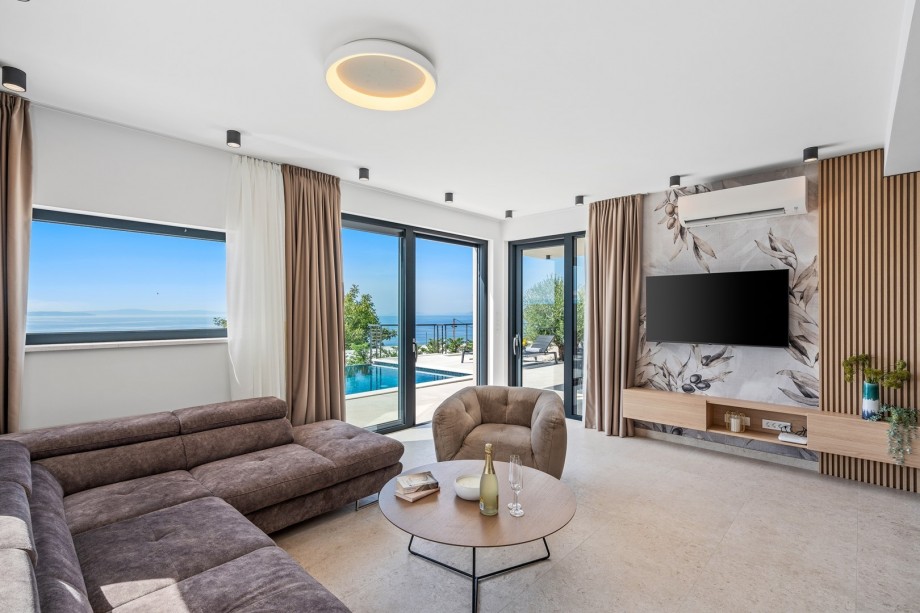 The property with chic decoration and high-quality furniture