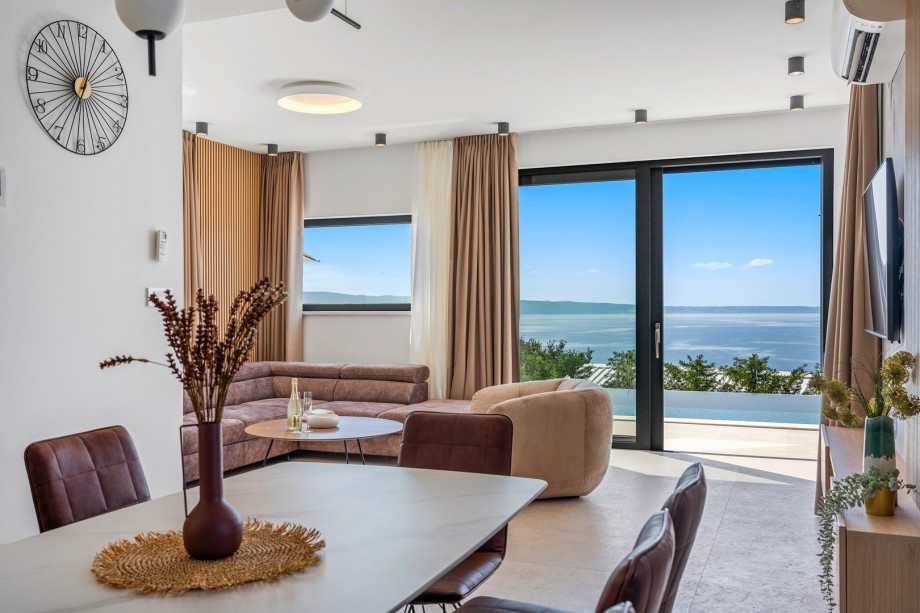 Well-organized 4-bedroom villa with panoramic sea