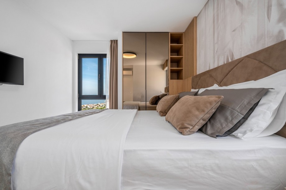 Bedroom NO2  with king size bed 180cm x200cm, a TV, A/C, en-suite Bathroom with a shower (5sqm), and sea views
