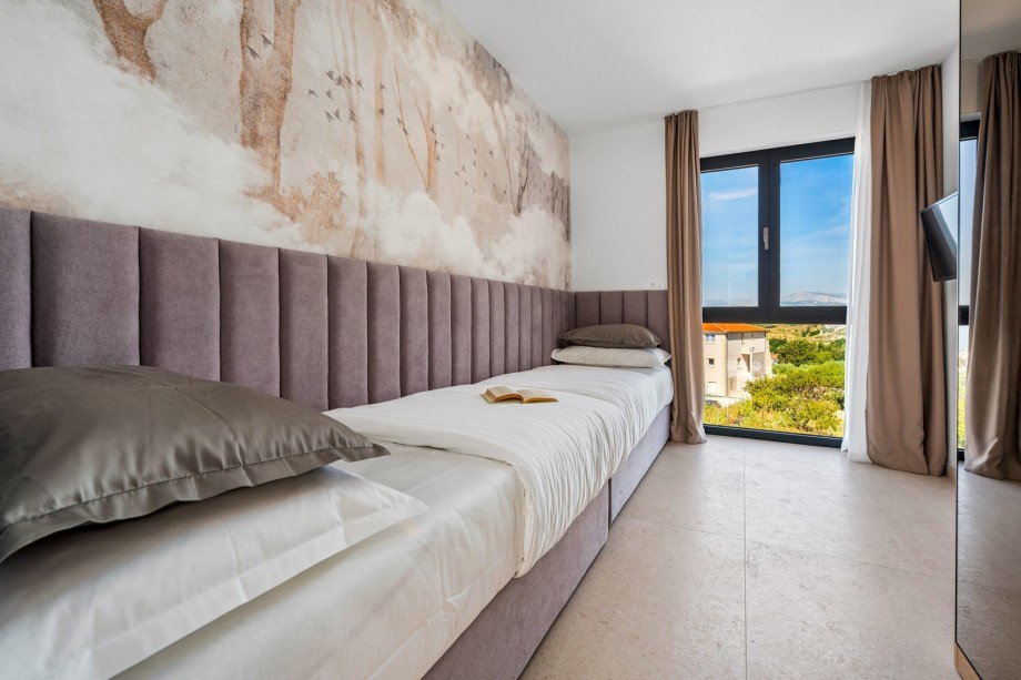 Bedroom NO3  with two single beds 90cm x 200cm, a TV, A/C, en-suite Bathroom with a shower (5sqm), and sea views