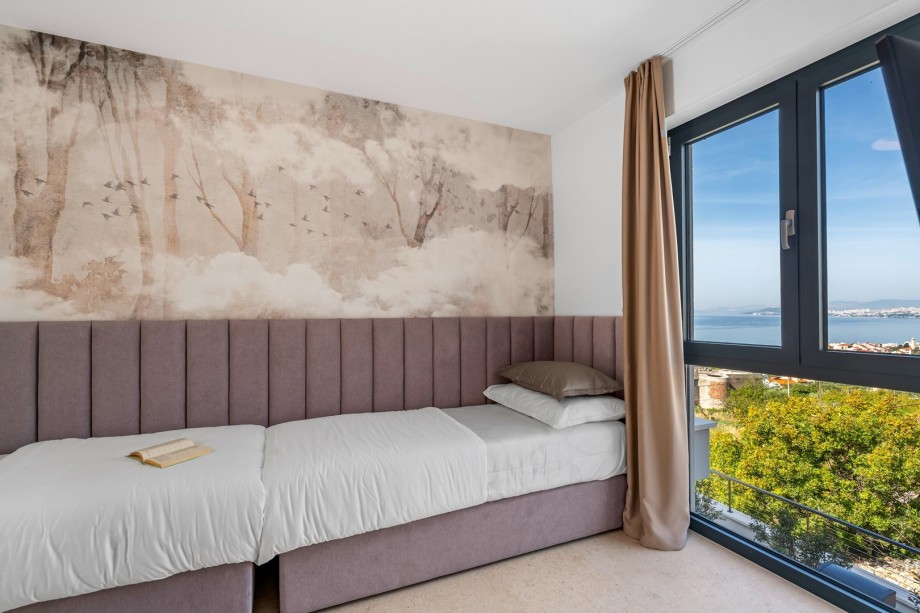 Bedroom NO3  with two single beds 90cm x 200cm, a TV, A/C, en-suite Bathroom with a shower (5sqm), and sea views