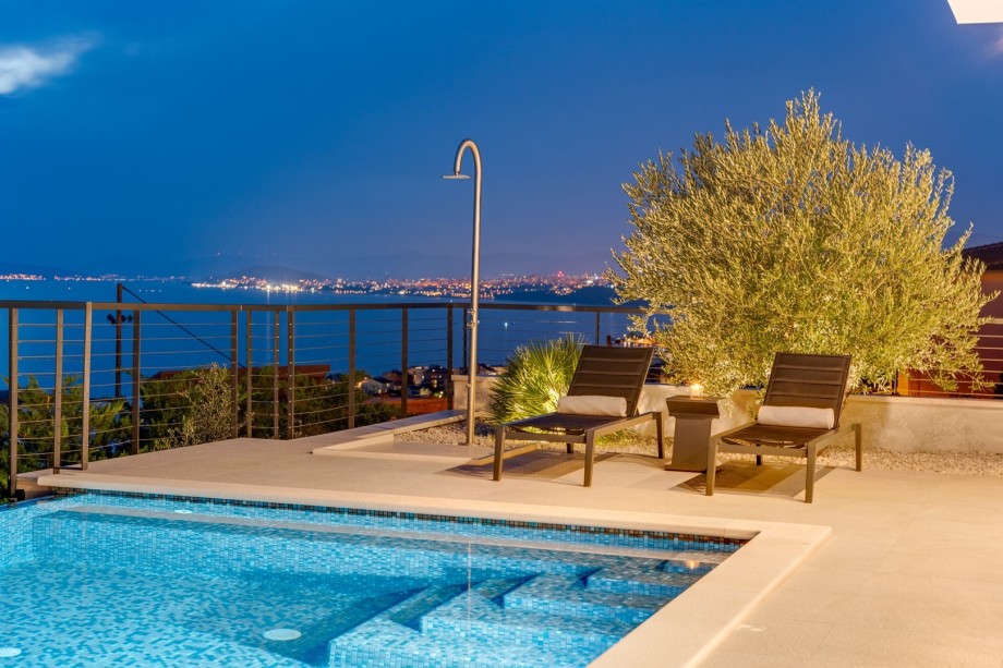 Swimming pool with a fully automated salt electrolysis system