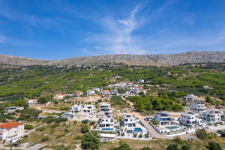 Located in the upper part of Podstrana village