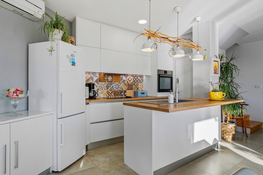 Practical kitchen island, a dining table for 8 people