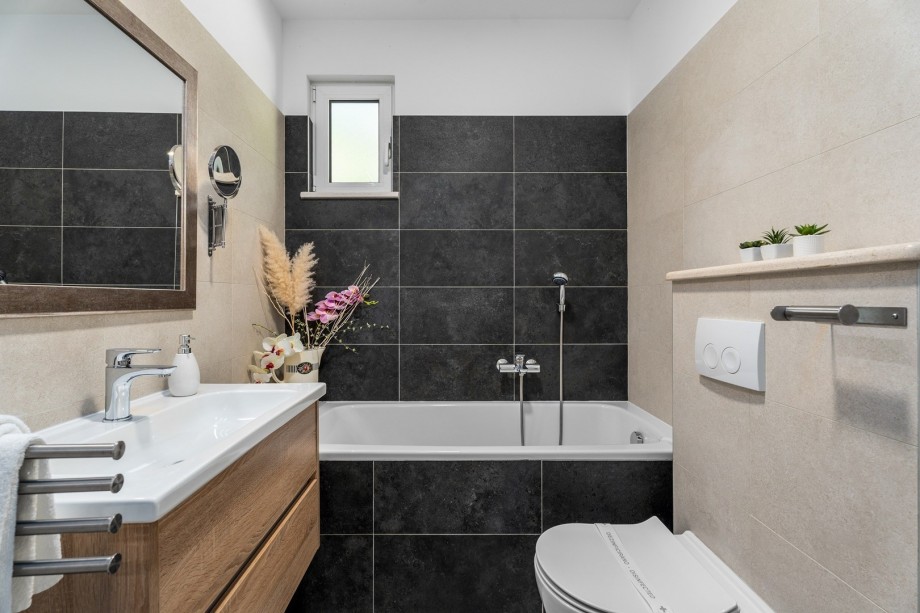 Bathroom with a bathtube, towels are provided