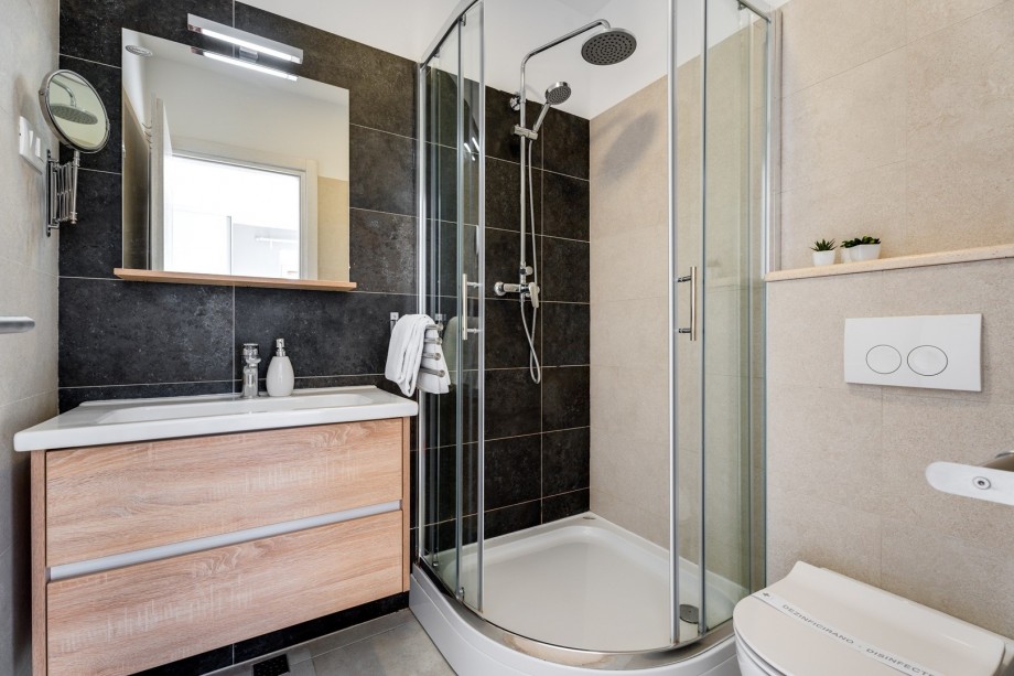 En-suite bathroom with a shower