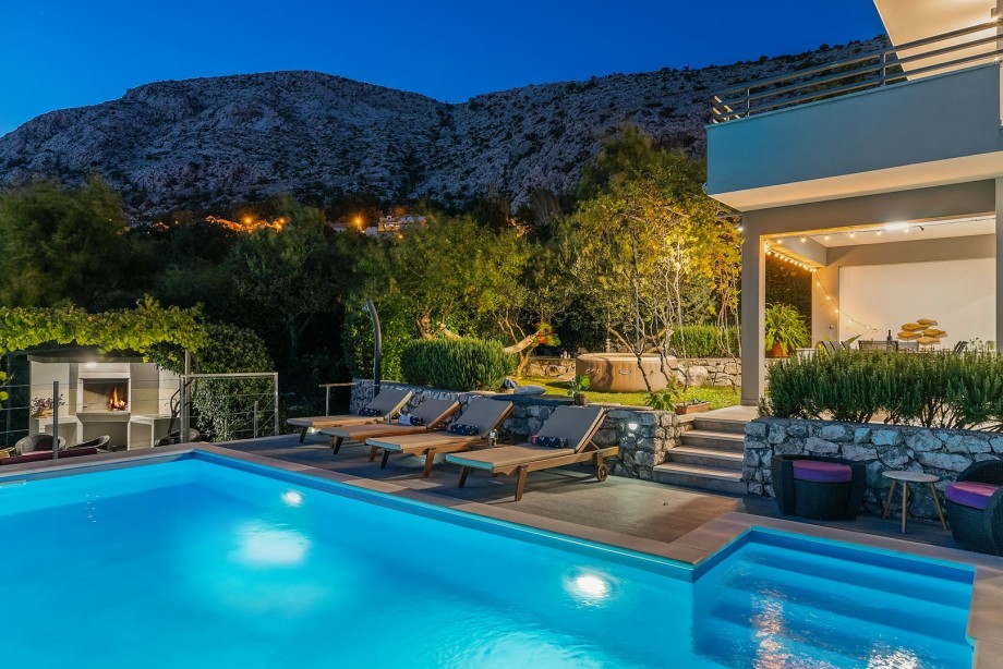 Lovely light settings for cozy and quiet evenings at the pool area