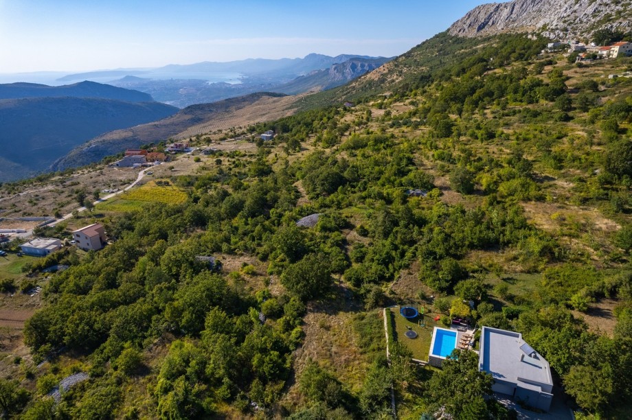 Located on the slopes above town Split (25min), in Gornje Sitno village
