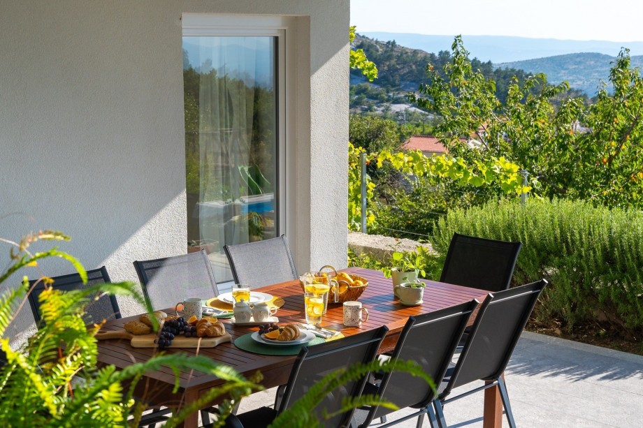 This is a modern place to stay in with a quiet environment but still close to all