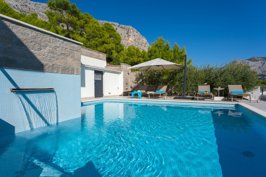 Private heated 32sqm pool with 6 lounge chairs