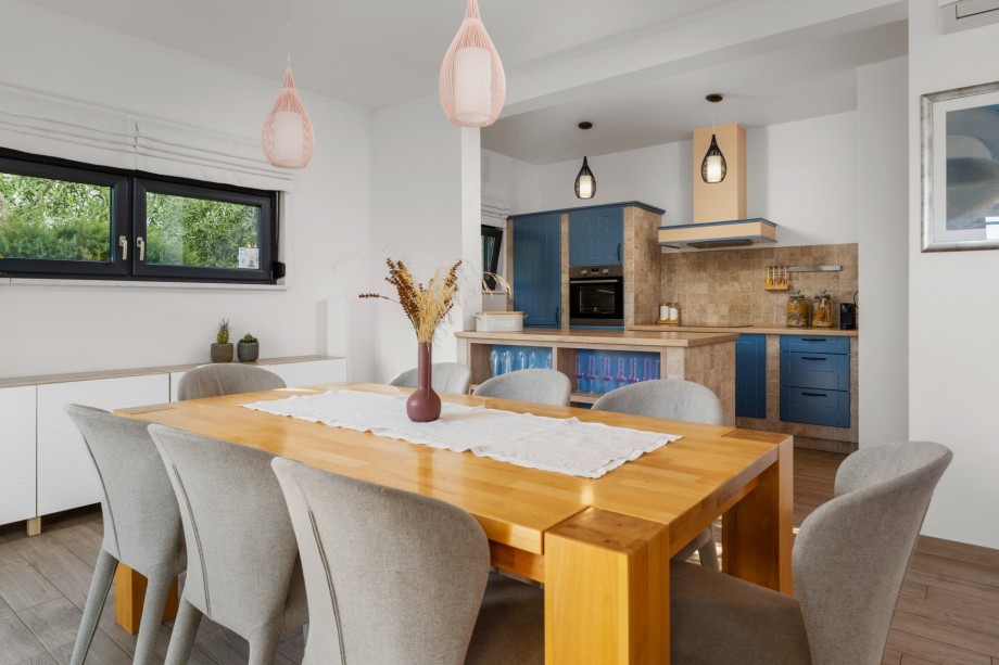 Fully equipped kitchen and dining area with exit to the outdoor area