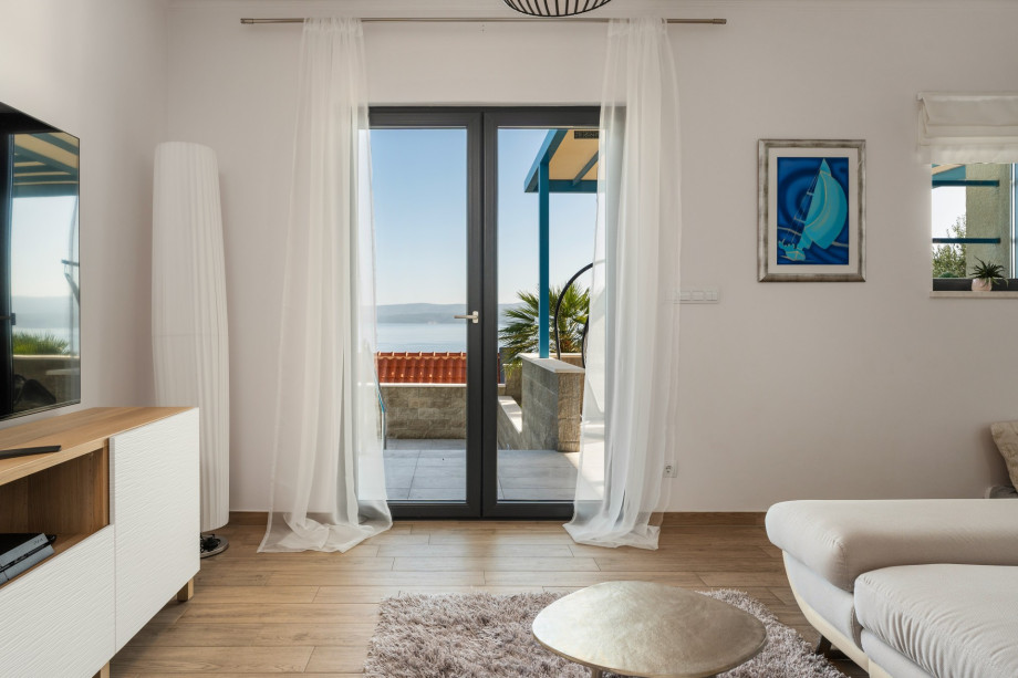 Living area with TV, video library and Playstation