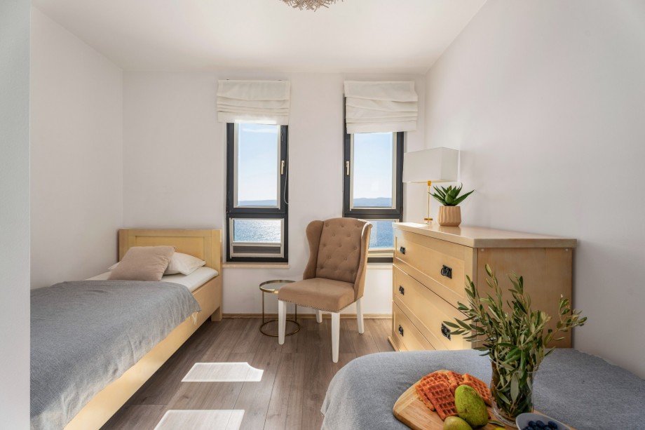 Bedroom No. 2 with 2 single beds