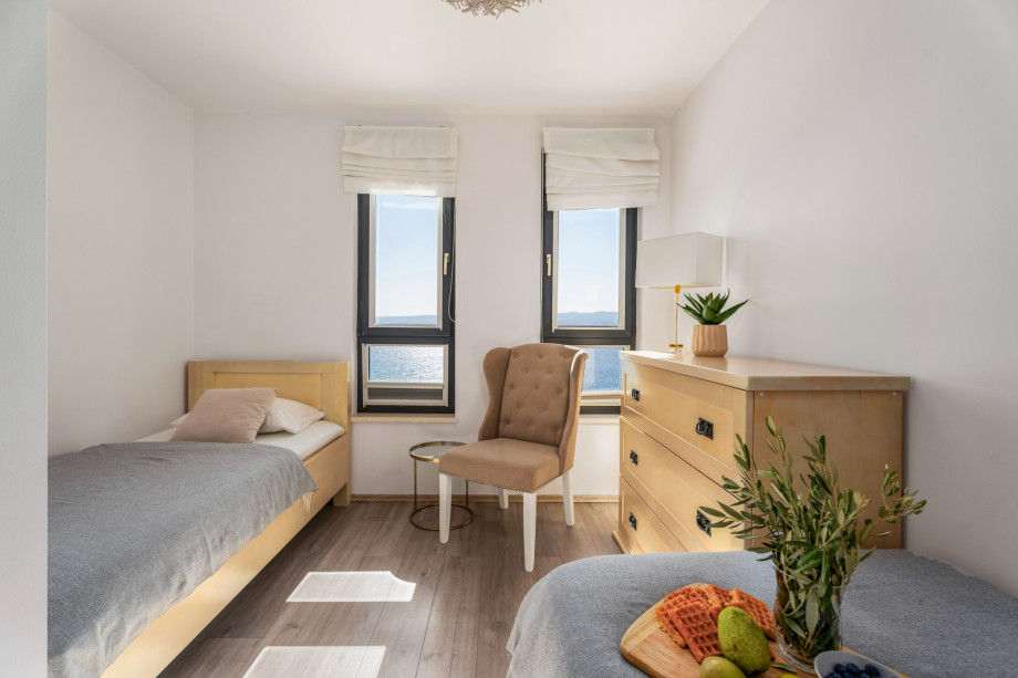 Bedroom No. 2 with 2 single beds