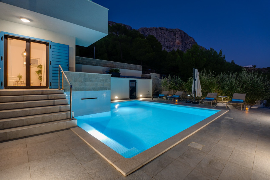 Carefully placed lighting completes the perfect experience of summer evenings