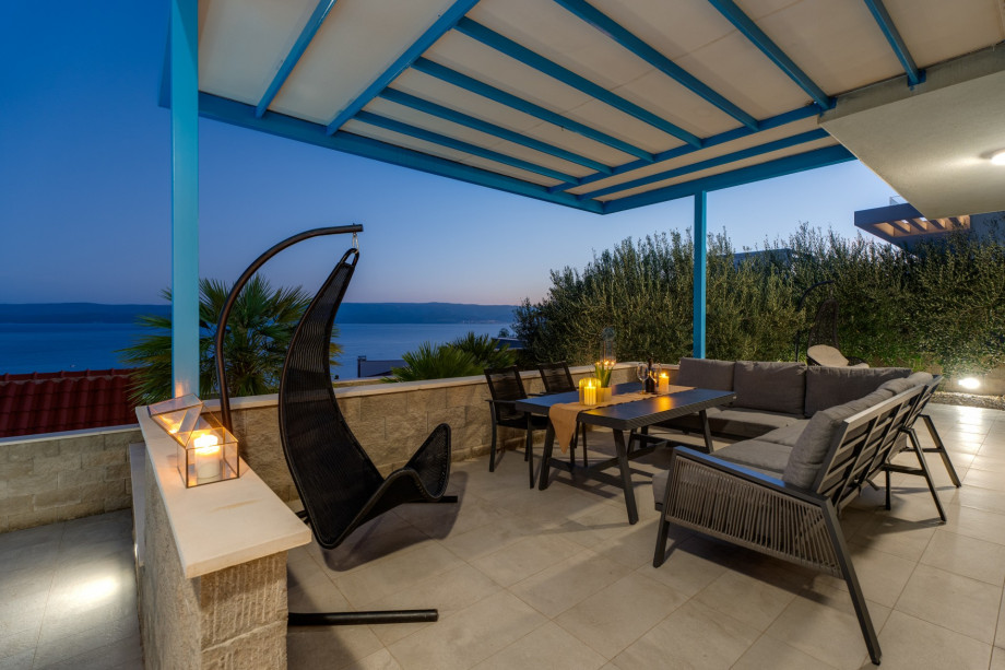 This beautifully decorated property is located on a fully fenced private plot