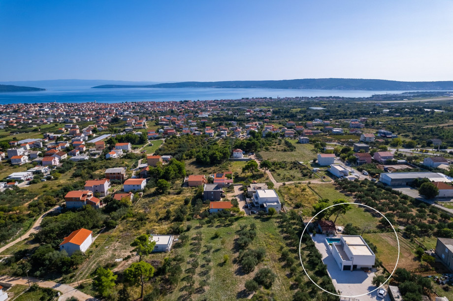 Ruhige und friedliche Gegend von Kaštel Novi mit Meerblick vom Grundstück