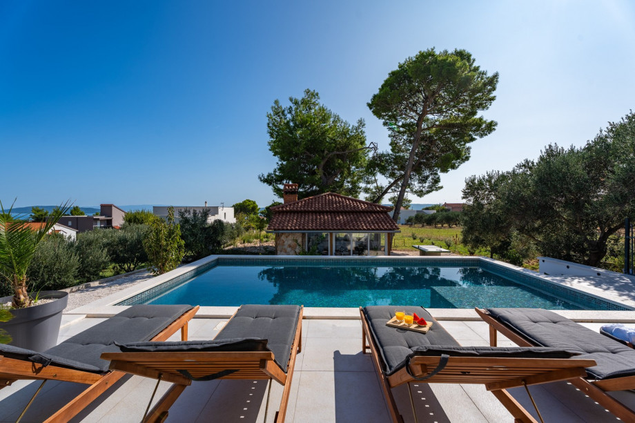 Sun-deck area with 6 lounge chairs