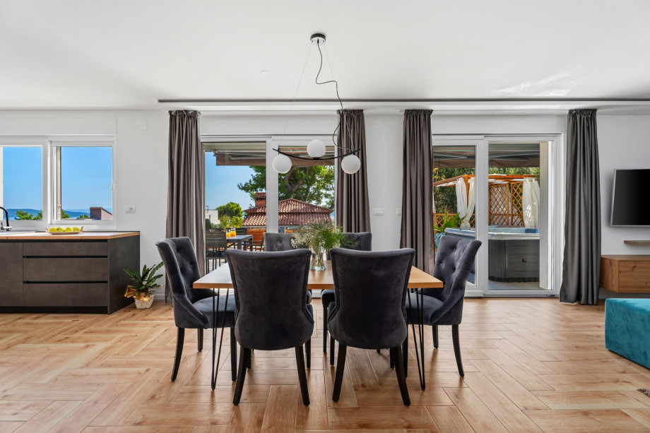 The ground floor offers a fully air conditioned living area with a fully equipped kitchen and dining area