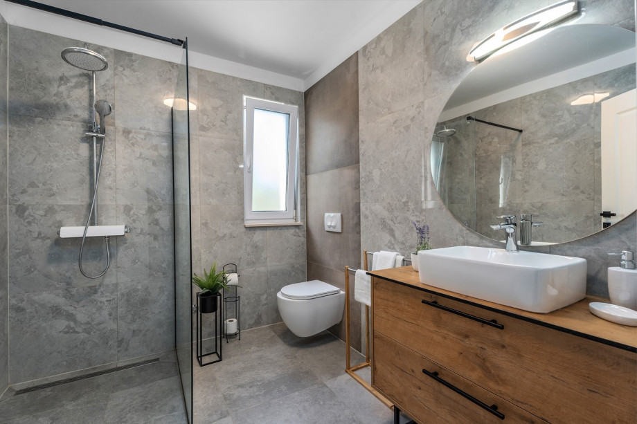 Family bathroom with a shower, towels are provided