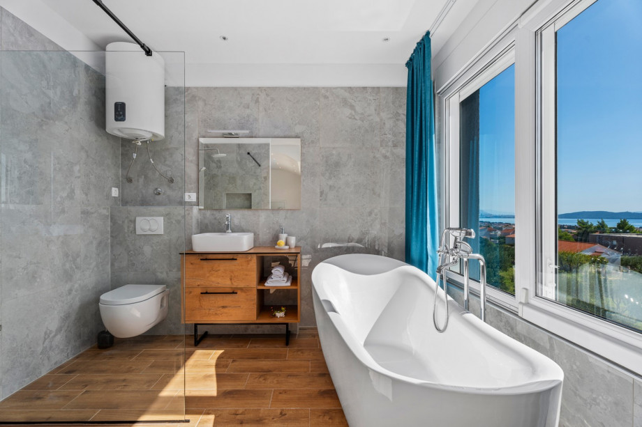 En-suite walk-in shower, a toilet and a self standing bathtub