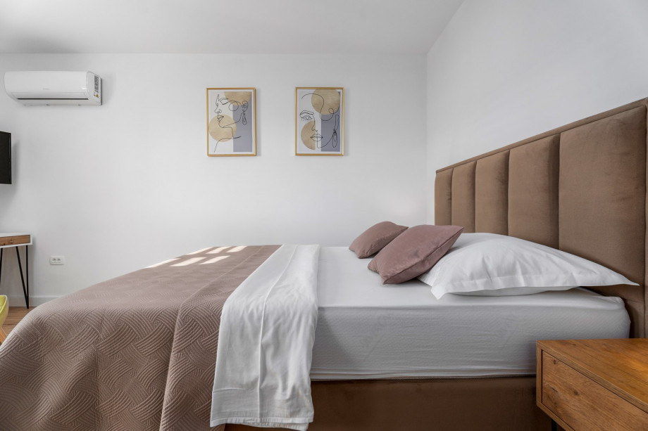 Bedroom No3 (13sqm) with queen size bed 160x200cm, TV,A/C