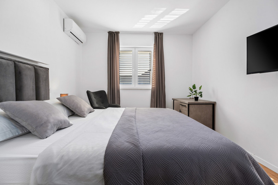 Bedroom No4 (13sqm) with queen size bed 160x200cm, TV, A/C