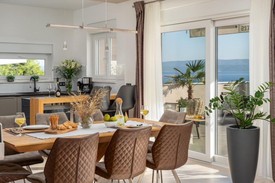 Dining table for 8 and fully equipped kitchen that is connected to the pool area