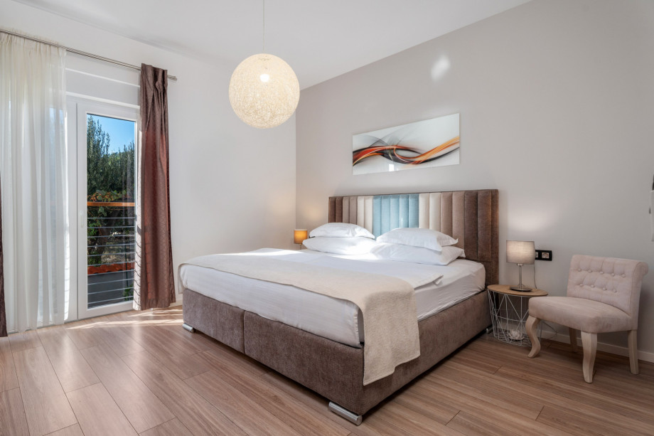 Bedroom No1 with king-size bed 180cm x 200cm that can open into two single beds