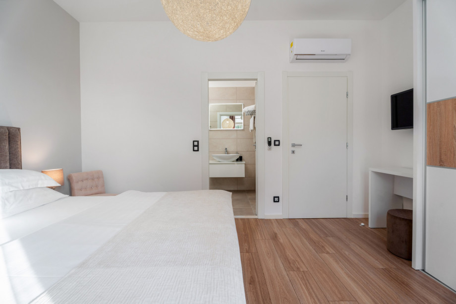 Bedroom No1 with king-size bed 180cm x 200cm that can open into two single beds
