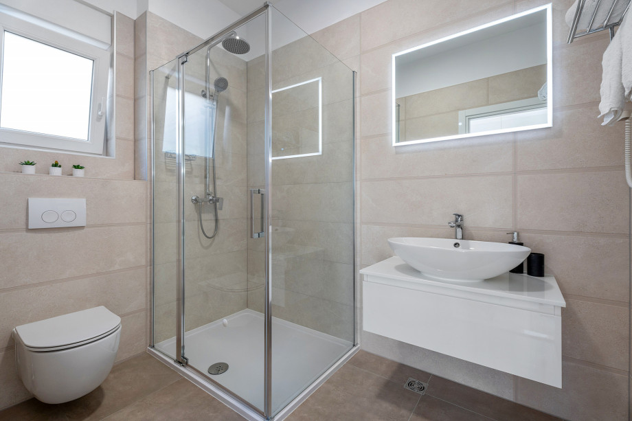 En-suite bathroom with shower in Bedroom No1