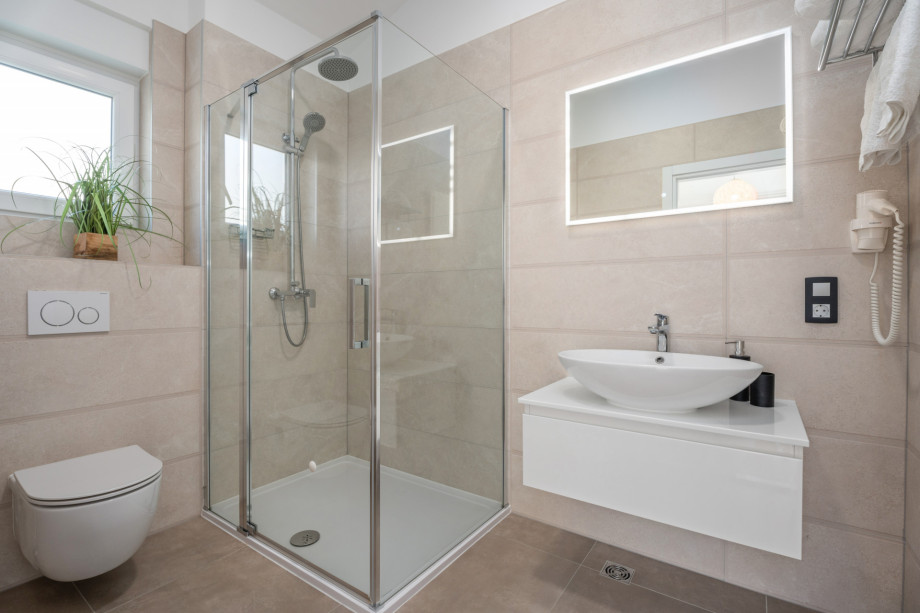 En-suite bathroom with shower in Bedroom No2