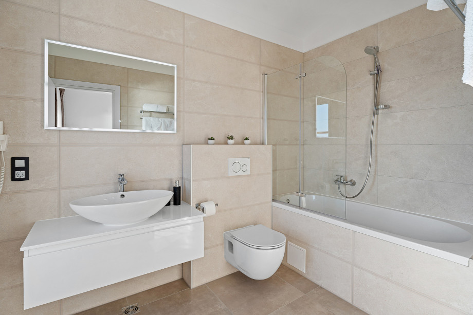 En-suite bathroom with bathtub, Bedroom No.3