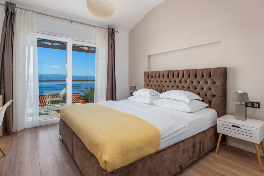 Bedroom No4 with king-size bed 180cm x 200cm, en-suite bathroom with shower