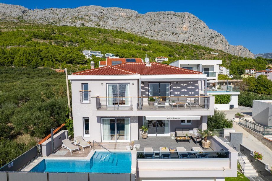 Villa Antares with 4 en-suite bedrooms, heated pool with massage, sauna and billiards