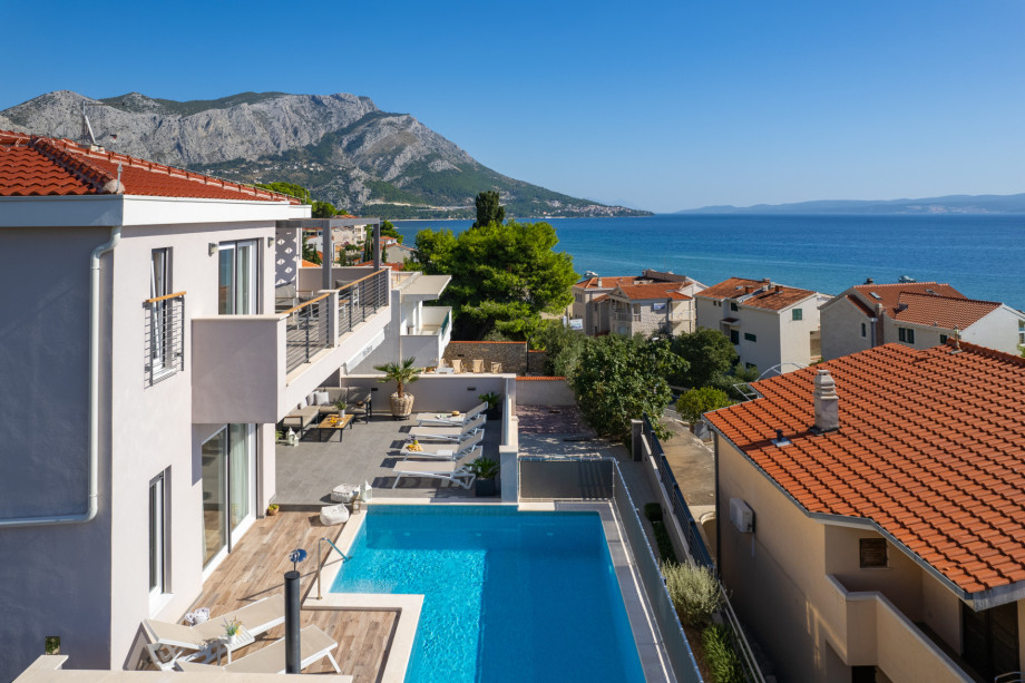 Located within short walking distance to the sandy beaches and restaurants