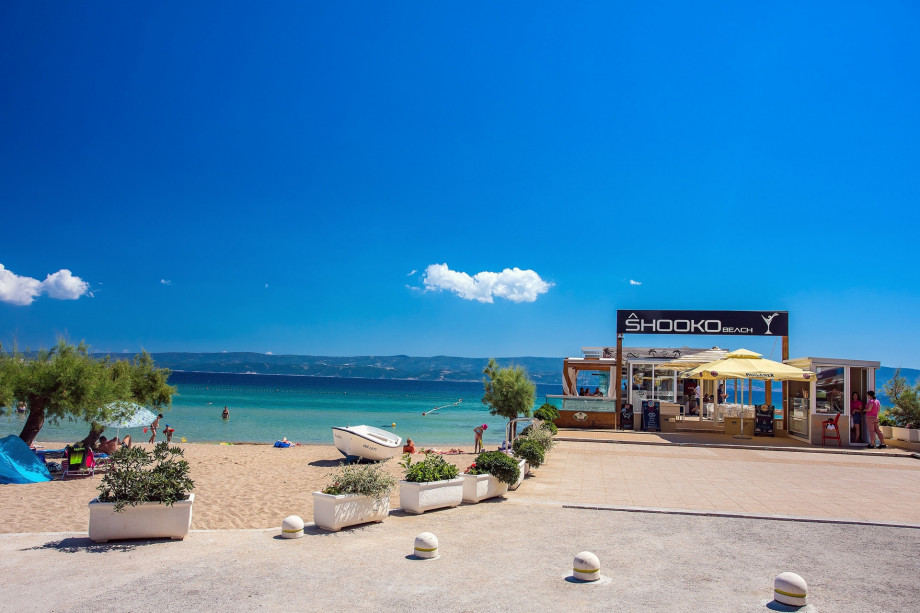 Shooko bar with great Pizzas and cakes, located on the closest beach