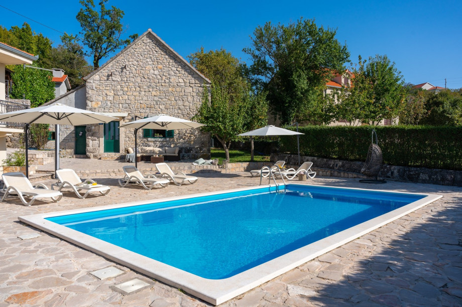 Villa Sylvia offers accommodation for 10 people in 4 bedrooms, 3 bathrooms, 45sqm heated pool